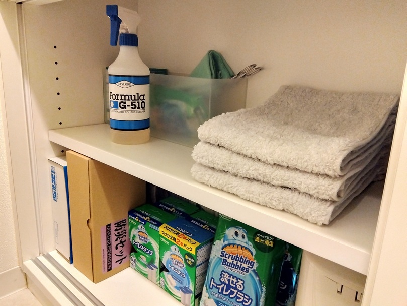 棚に収納されたトイレグッズ一式