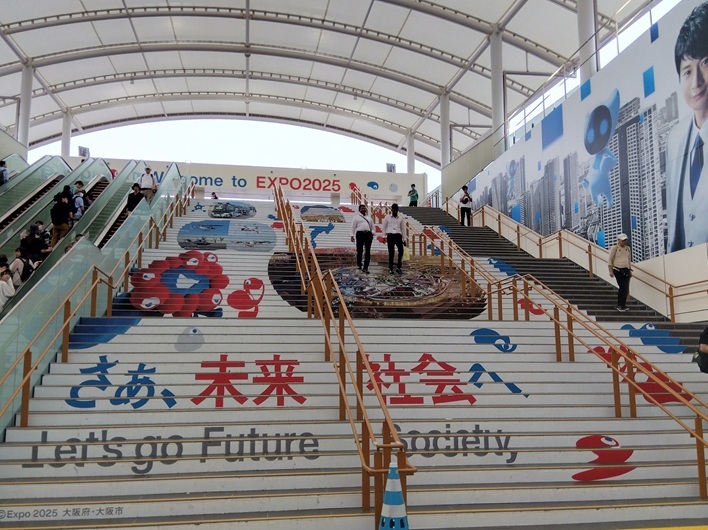 万博が描かれている夢洲駅の階段