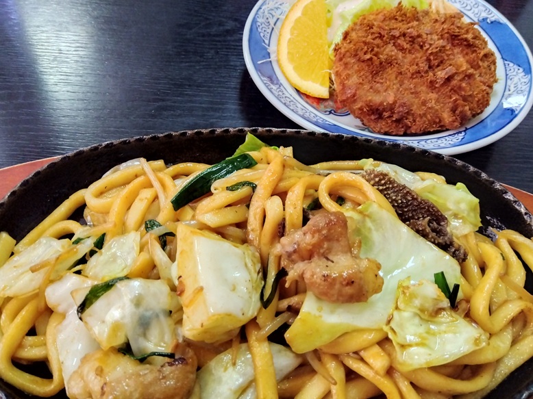 佐用町のお食事処『一平』のホルモン焼きうどんと鹿コロッケ