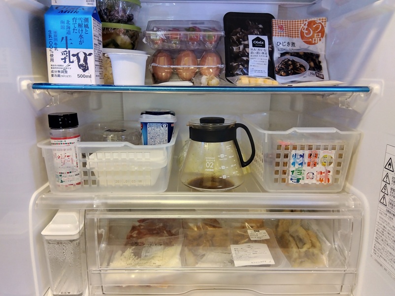 オイシックス２人前５日分の材料を納めた冷蔵庫内