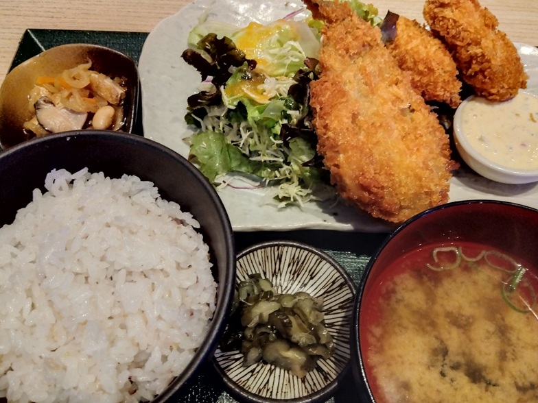 芦屋の酒菜ダイチの鯵とカキフライのランチ