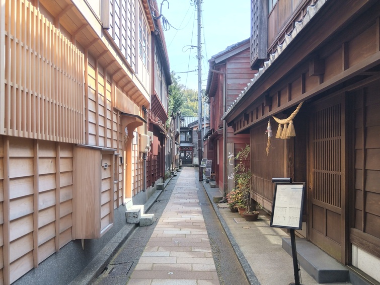 ひがし茶屋街の路地裏