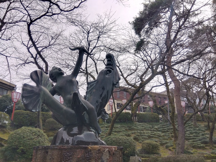 イルカに乗った少年