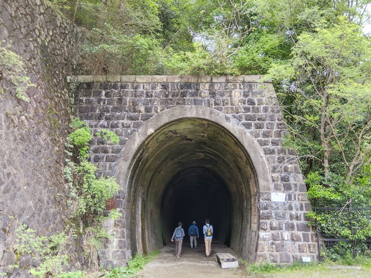 廃線になったJR福知山線のトンネルに入っていく人々