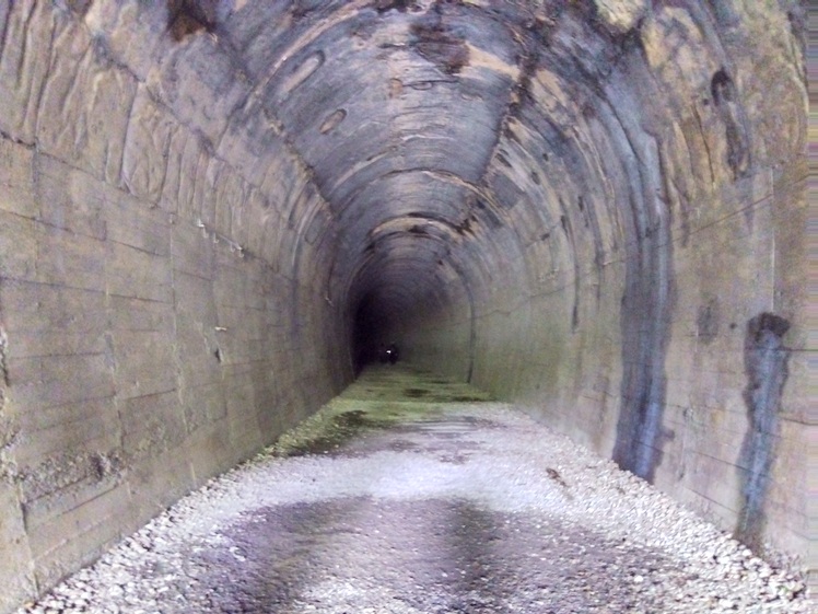 廃線になったJR福知山線のトンネル内