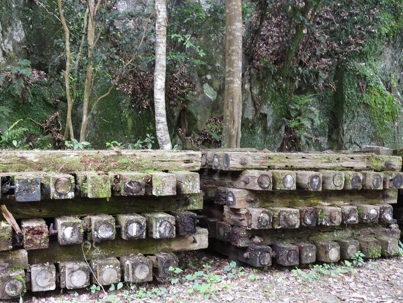 JR福知山線の廃線により使われなかった枕木が積まれている