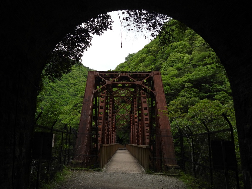 JR福知山線の廃線跡のトンネル内から見える鉄橋