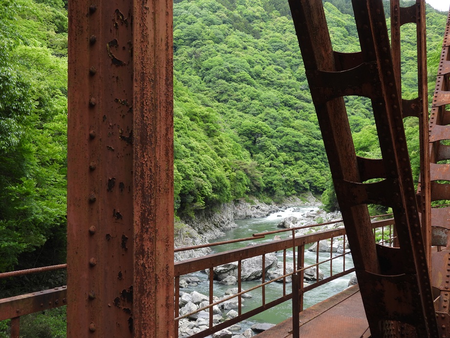 JR福知山線の廃線跡の鉄橋の間から下の川が覗く景色