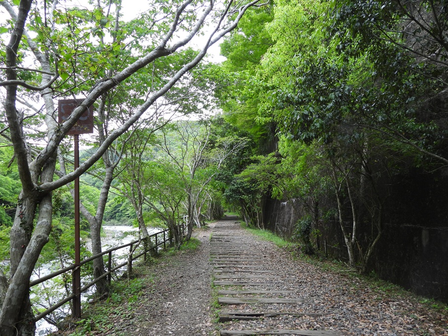 枕木がまっすぐに並んだJR福知山線の廃線跡の一本道