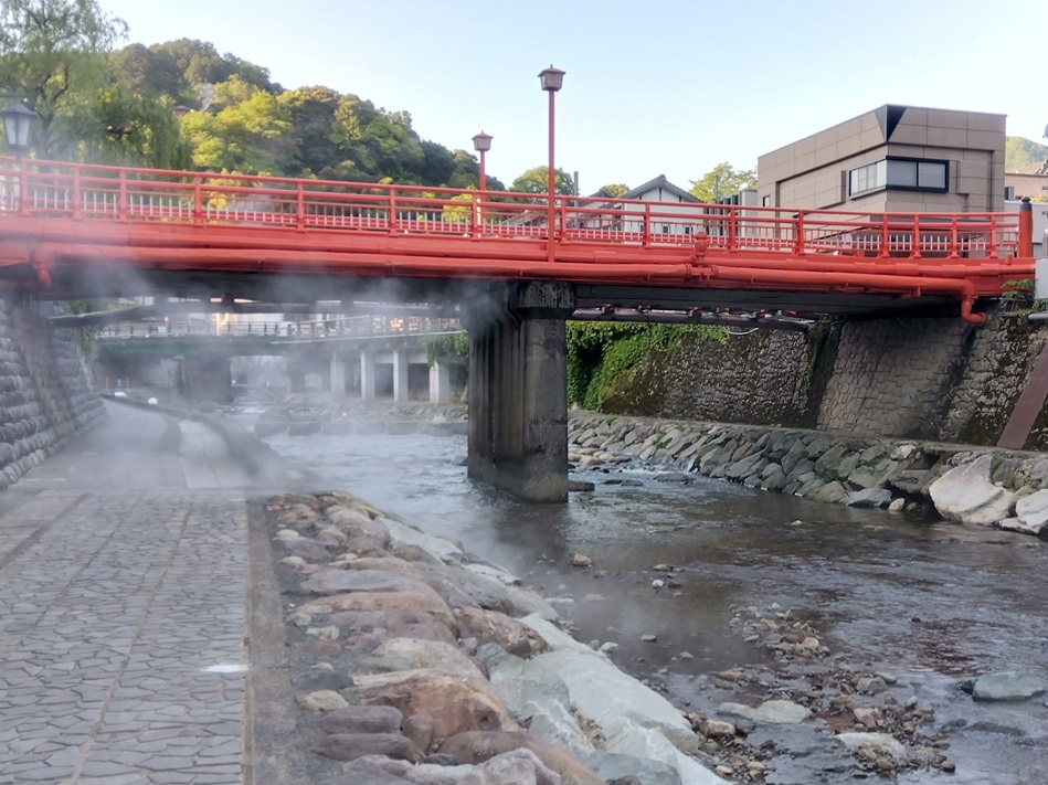 春来川と赤い橋